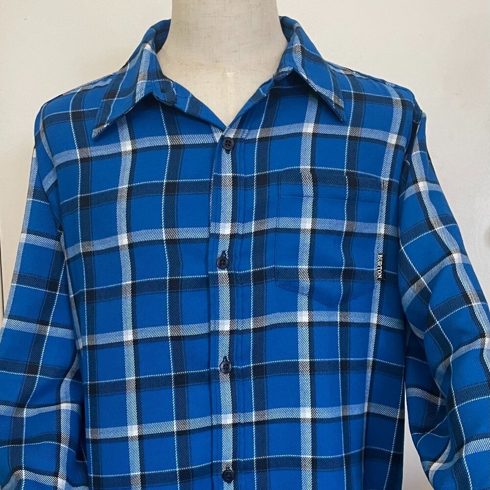 Burton shirt Men, size Large, combining casual comfort with classic outdoor